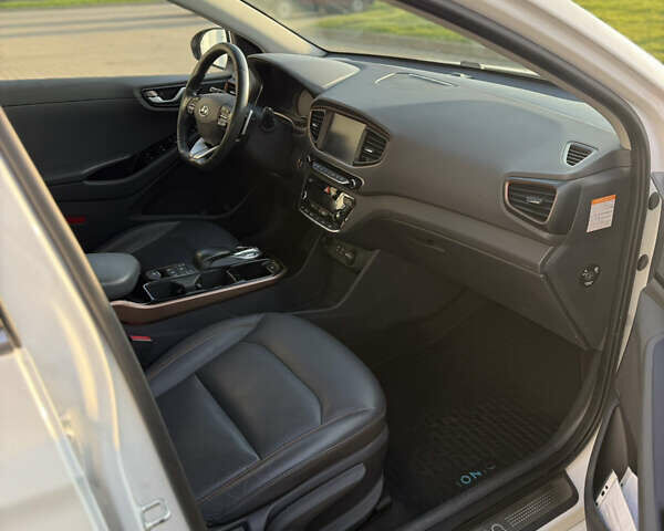 Белый Хендай Ioniq, объемом двигателя 0 л и пробегом 115 тыс. км за 12000 $, фото 8 на Automoto.ua