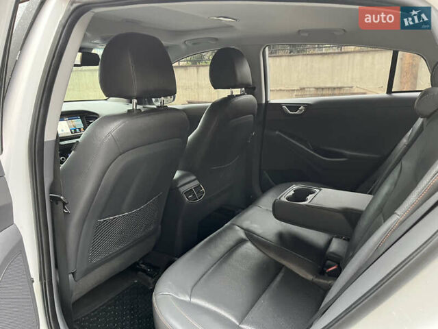 Белый Хендай Ioniq, объемом двигателя 0 л и пробегом 158 тыс. км за 13200 $, фото 28 на Automoto.ua