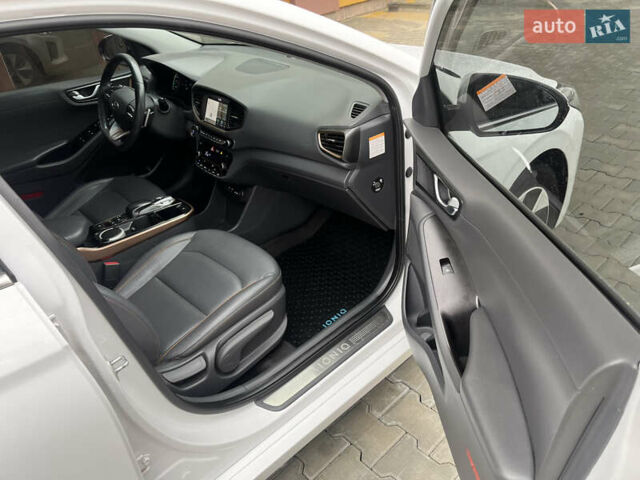 Белый Хендай Ioniq, объемом двигателя 0 л и пробегом 158 тыс. км за 13200 $, фото 22 на Automoto.ua