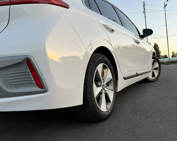 Белый Хендай Ioniq, объемом двигателя 0 л и пробегом 97 тыс. км за 12900 $, фото 10 на Automoto.ua