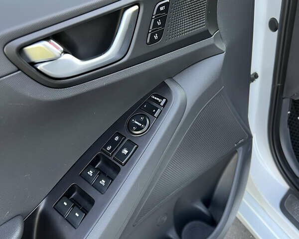 Белый Хендай Ioniq, объемом двигателя 0 л и пробегом 97 тыс. км за 12900 $, фото 31 на Automoto.ua