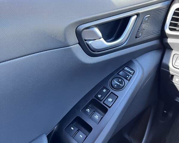 Білий Хендай Ioniq, об'ємом двигуна 0 л та пробігом 110 тис. км за 12200 $, фото 8 на Automoto.ua