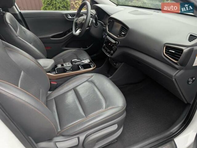 Белый Хендай Ioniq, объемом двигателя 0 л и пробегом 138 тыс. км за 12800 $, фото 16 на Automoto.ua