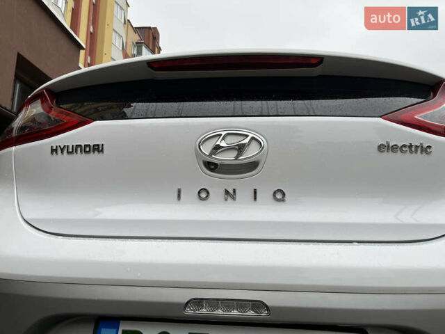 Белый Хендай Ioniq, объемом двигателя 0 л и пробегом 158 тыс. км за 13200 $, фото 17 на Automoto.ua
