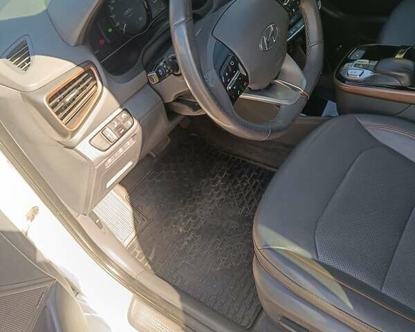 Білий Хендай Ioniq, об'ємом двигуна 0 л та пробігом 106 тис. км за 13599 $, фото 10 на Automoto.ua
