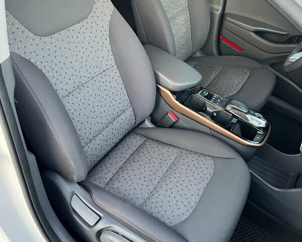 Белый Хендай Ioniq, объемом двигателя 0 л и пробегом 97 тыс. км за 12900 $, фото 19 на Automoto.ua