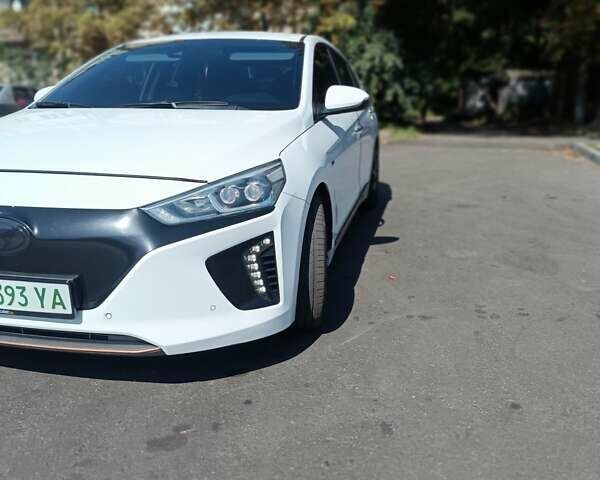 Білий Хендай Ioniq, об'ємом двигуна 0 л та пробігом 106 тис. км за 13599 $, фото 5 на Automoto.ua