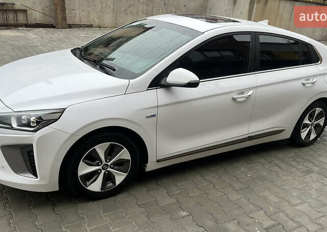 Белый Хендай Ioniq, объемом двигателя 0 л и пробегом 158 тыс. км за 13200 $, фото 3 на Automoto.ua