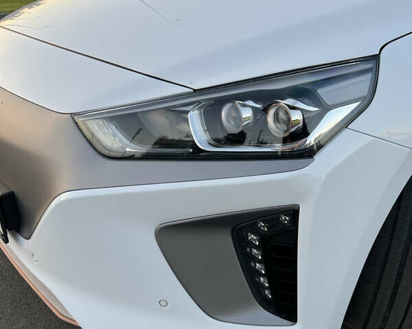Белый Хендай Ioniq, объемом двигателя 0 л и пробегом 97 тыс. км за 12900 $, фото 12 на Automoto.ua