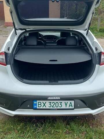 Хендай Ioniq 2016 у Хмельницькому на Automoto.ua Білий Хендай Ioniq, об'ємом двигуна 0 л та пробігом 230 тис. км за 12800 $, фото 17 на Automoto.ua