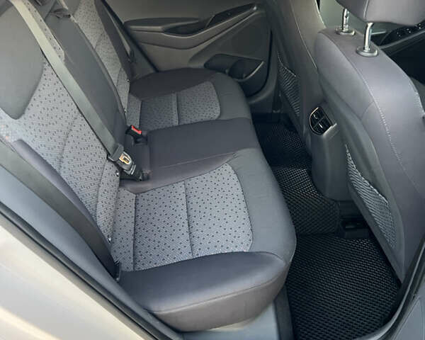 Белый Хендай Ioniq, объемом двигателя 0 л и пробегом 97 тыс. км за 12900 $, фото 21 на Automoto.ua