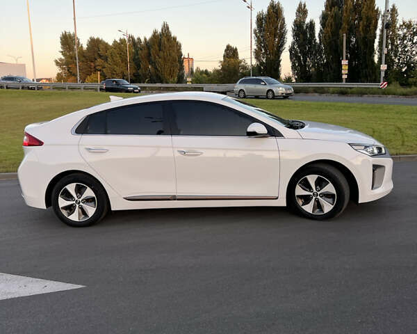 Белый Хендай Ioniq, объемом двигателя 0 л и пробегом 97 тыс. км за 12900 $, фото 7 на Automoto.ua