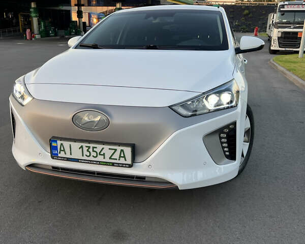 Белый Хендай Ioniq, объемом двигателя 0 л и пробегом 97 тыс. км за 12900 $, фото 2 на Automoto.ua