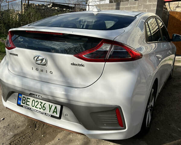 Белый Хендай Ioniq, объемом двигателя 0 л и пробегом 131 тыс. км за 16600 $, фото 1 на Automoto.ua