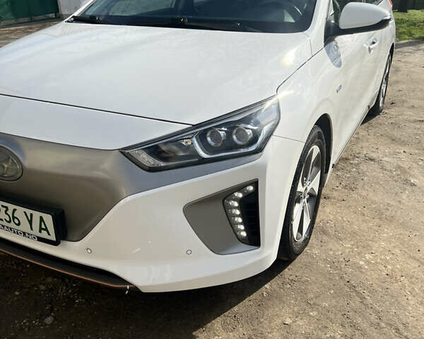 Білий Хендай Ioniq, об'ємом двигуна 0 л та пробігом 131 тис. км за 16300 $, фото 6 на Automoto.ua