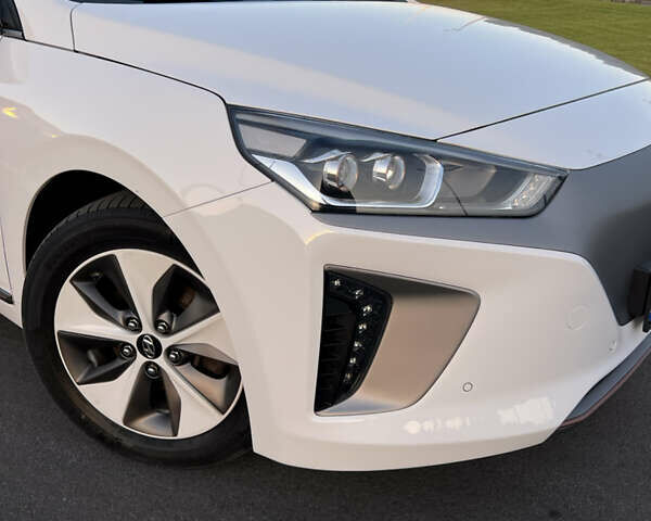 Белый Хендай Ioniq, объемом двигателя 0 л и пробегом 97 тыс. км за 12900 $, фото 4 на Automoto.ua