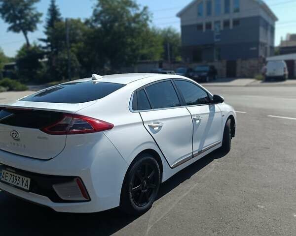 Білий Хендай Ioniq, об'ємом двигуна 0 л та пробігом 106 тис. км за 13599 $, фото 7 на Automoto.ua
