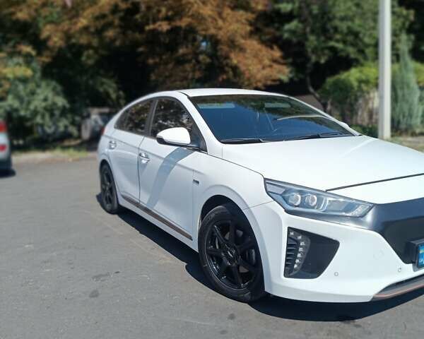Білий Хендай Ioniq, об'ємом двигуна 0 л та пробігом 106 тис. км за 13599 $, фото 9 на Automoto.ua
