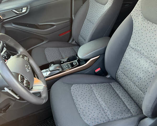 Белый Хендай Ioniq, объемом двигателя 0 л и пробегом 97 тыс. км за 12900 $, фото 30 на Automoto.ua