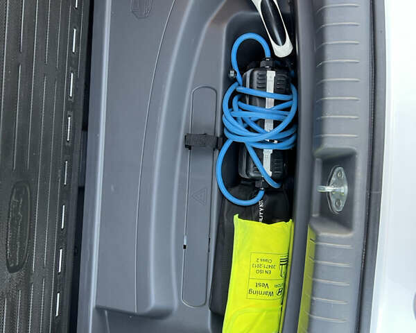 Белый Хендай Ioniq, объемом двигателя 0 л и пробегом 97 тыс. км за 12900 $, фото 23 на Automoto.ua