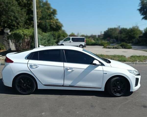 Білий Хендай Ioniq, об'ємом двигуна 0 л та пробігом 106 тис. км за 13599 $, фото 8 на Automoto.ua
