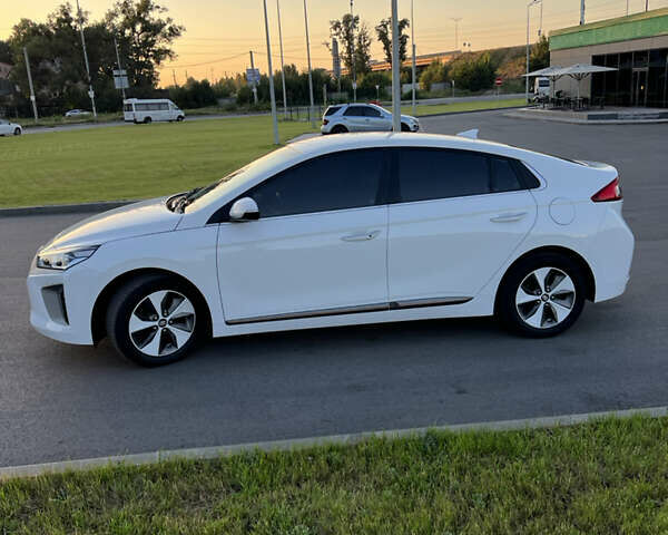 Белый Хендай Ioniq, объемом двигателя 0 л и пробегом 97 тыс. км за 12900 $, фото 8 на Automoto.ua