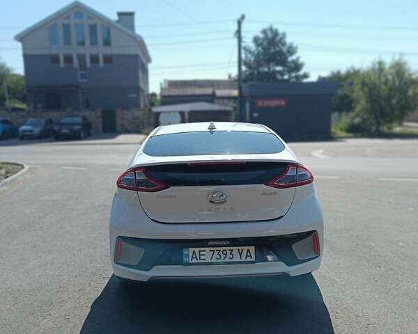 Білий Хендай Ioniq, об'ємом двигуна 0 л та пробігом 106 тис. км за 13599 $, фото 4 на Automoto.ua