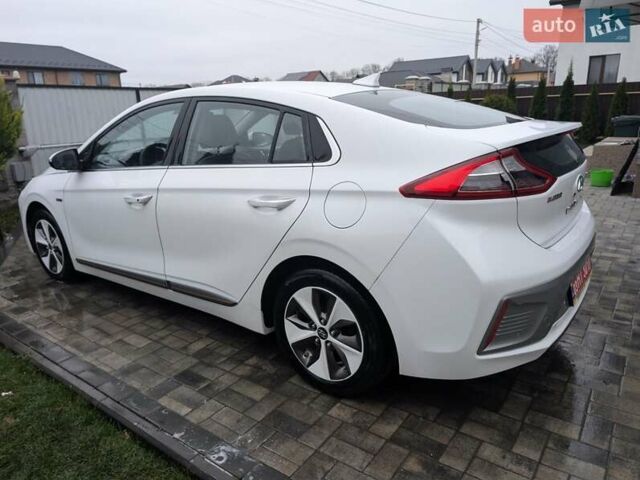 Белый Хендай Ioniq, объемом двигателя 0 л и пробегом 138 тыс. км за 12800 $, фото 2 на Automoto.ua