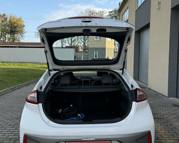 Белый Хендай Ioniq, объемом двигателя 0 л и пробегом 115 тыс. км за 12000 $, фото 6 на Automoto.ua