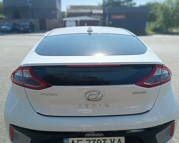 Білий Хендай Ioniq, об'ємом двигуна 0 л та пробігом 106 тис. км за 13599 $, фото 3 на Automoto.ua