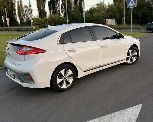 Белый Хендай Ioniq, объемом двигателя 0 л и пробегом 97 тыс. км за 12900 $, фото 6 на Automoto.ua
