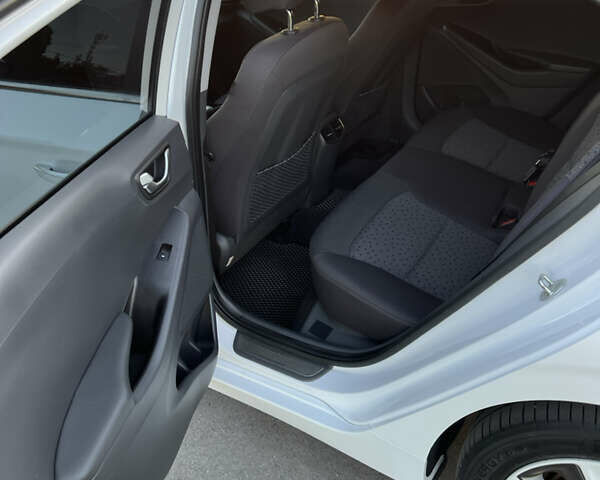 Белый Хендай Ioniq, объемом двигателя 0 л и пробегом 97 тыс. км за 12900 $, фото 26 на Automoto.ua