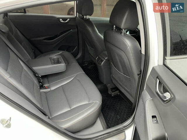 Белый Хендай Ioniq, объемом двигателя 0 л и пробегом 158 тыс. км за 13200 $, фото 26 на Automoto.ua