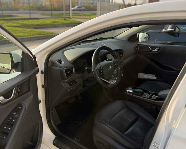 Белый Хендай Ioniq, объемом двигателя 0 л и пробегом 115 тыс. км за 12000 $, фото 7 на Automoto.ua