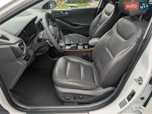 Белый Хендай Ioniq, объемом двигателя 0 л и пробегом 138 тыс. км за 12800 $, фото 12 на Automoto.ua