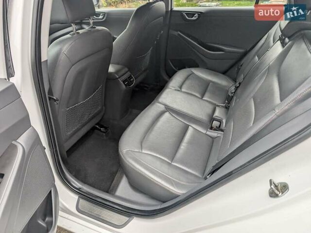 Белый Хендай Ioniq, объемом двигателя 0 л и пробегом 138 тыс. км за 12800 $, фото 14 на Automoto.ua
