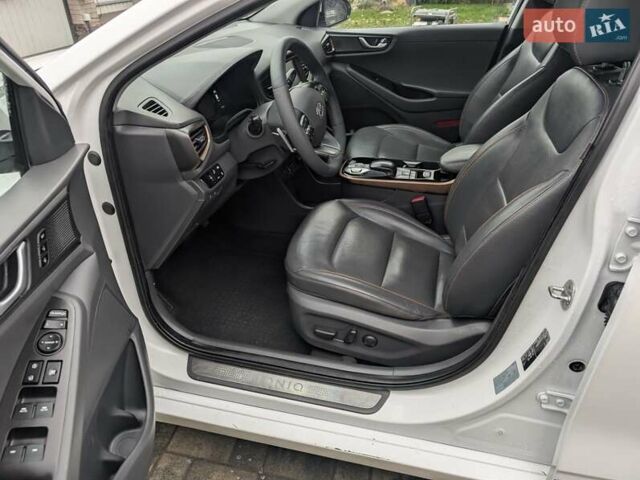 Белый Хендай Ioniq, объемом двигателя 0 л и пробегом 138 тыс. км за 12800 $, фото 11 на Automoto.ua