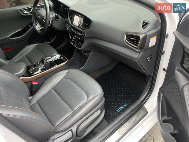 Белый Хендай Ioniq, объемом двигателя 0 л и пробегом 158 тыс. км за 13200 $, фото 23 на Automoto.ua