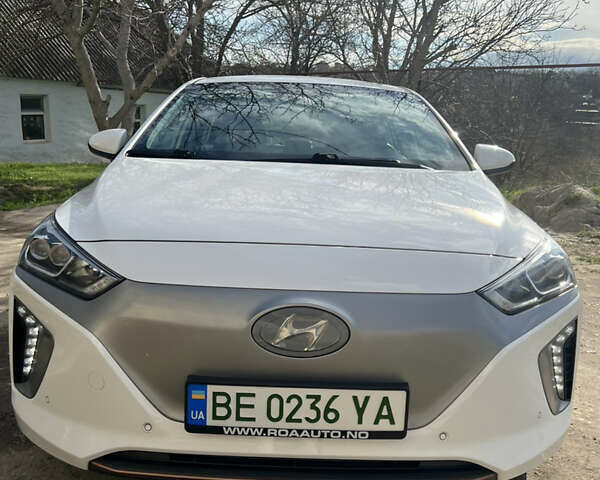 Білий Хендай Ioniq, об'ємом двигуна 0 л та пробігом 131 тис. км за 16300 $, фото 7 на Automoto.ua