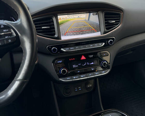 Белый Хендай Ioniq, объемом двигателя 0 л и пробегом 115 тыс. км за 12000 $, фото 16 на Automoto.ua