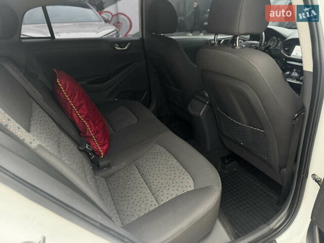 Белый Хендай Ioniq, объемом двигателя 0 л и пробегом 118 тыс. км за 10750 $, фото 8 на Automoto.ua