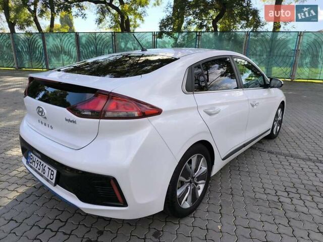 Хендай Ioniq 2017 в Одессе на Automoto.ua Белый Хендай Ioniq, объемом двигателя 1.6 л и пробегом 92 тыс. км за 12888 $, фото 10 на Automoto.ua