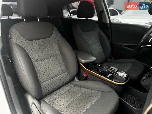 Белый Хендай Ioniq, объемом двигателя 0 л и пробегом 118 тыс. км за 10750 $, фото 7 на Automoto.ua