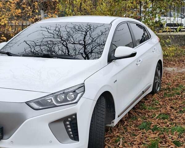 Белый Хендай Ioniq, объемом двигателя 0 л и пробегом 142 тыс. км за 13300 $, фото 5 на Automoto.ua