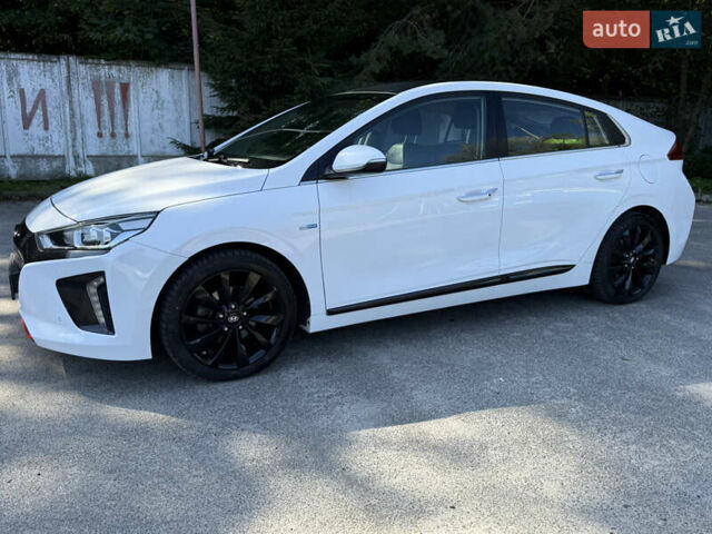 Білий Хендай Ioniq, об'ємом двигуна 0 л та пробігом 77 тис. км за 12799 $, фото 4 на Automoto.ua
