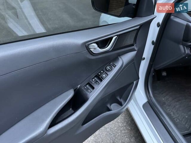 Білий Хендай Ioniq, об'ємом двигуна 1.58 л та пробігом 144 тис. км за 14500 $, фото 15 на Automoto.ua