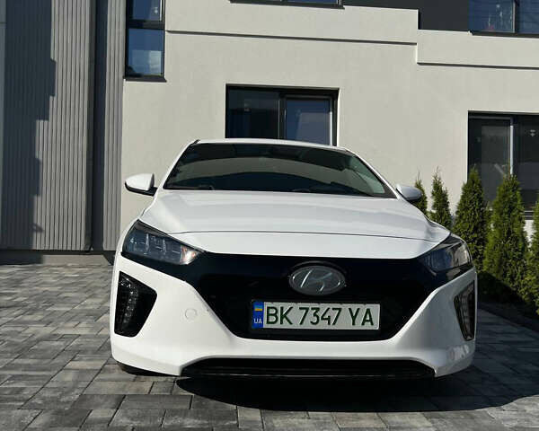 Белый Хендай Ioniq, объемом двигателя 0 л и пробегом 150 тыс. км за 11900 $, фото 22 на Automoto.ua