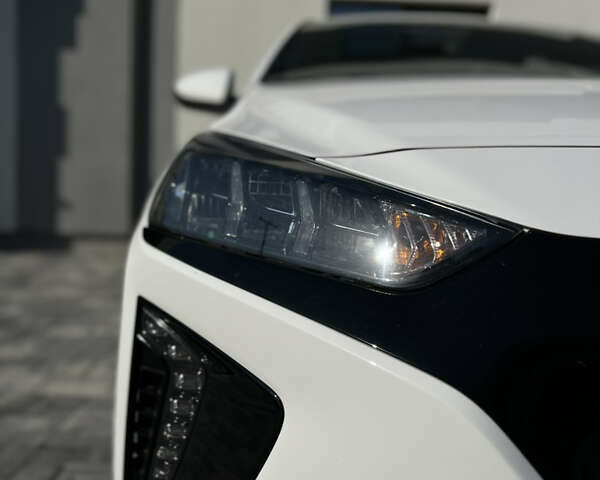 Белый Хендай Ioniq, объемом двигателя 0 л и пробегом 150 тыс. км за 11900 $, фото 17 на Automoto.ua