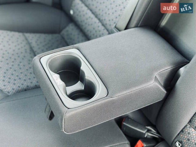 Белый Хендай Ioniq, объемом двигателя 0 л и пробегом 186 тыс. км за 12500 $, фото 22 на Automoto.ua