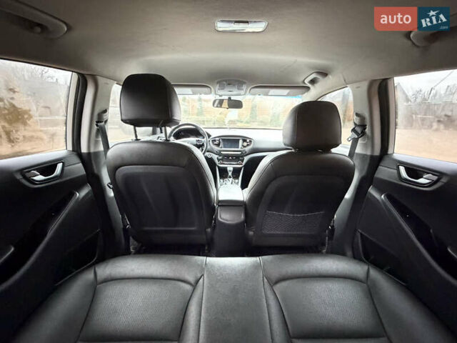 Белый Хендай Ioniq, объемом двигателя 1.58 л и пробегом 164 тыс. км за 14300 $, фото 10 на Automoto.ua